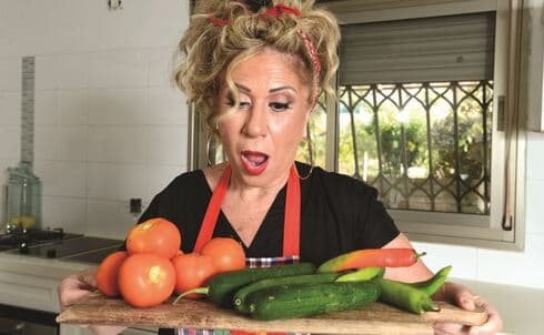 סמדר וקנין במטבח. הומור שנון שמשולב במהלך הבישול 