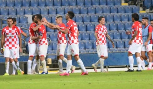 שחקני הפועל ב"ש חוגגים. ניצחון ענק