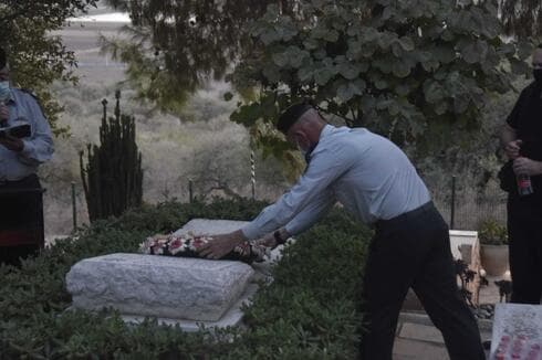 תא"ל רפי מילוא מניח זר על קברו של משה דיין