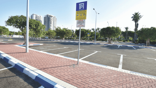 חוזרים לשלם בחיפה. כחול לבן (צילום: נחום סגל) כחול לבן בביאליק