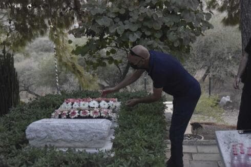סא"ל מג'די מזאריב מניח זר על קברו של משה דיין