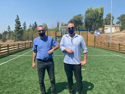 משמאל: מנכ״ל המשרד לפיתוח הפריפריה, הנגב והגליל אריאל משעל וראש המועצה האזורית עמק הירדן עידן גרינבאום