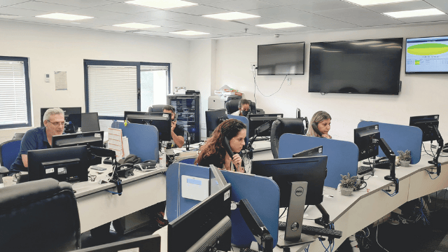מוקד הרצליה. בין 800 ל־1,000 שיחות ביום מוקד הרצליה. בין 800 ל־1,000 שיחות ביום