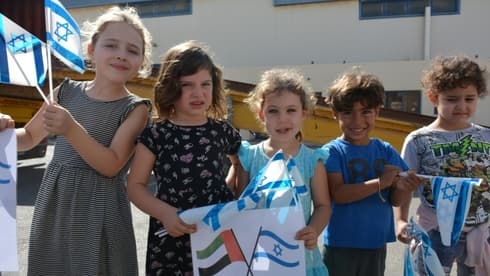 ילדי גן עופרים מקיבוץ שדה בוקר ליד המכולה לדובאי