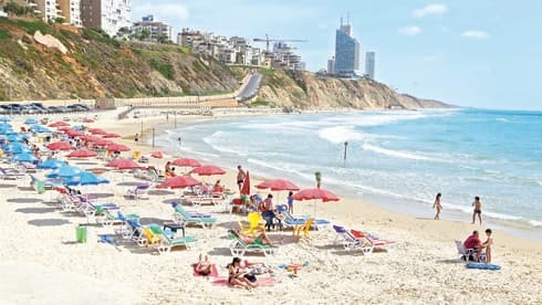 חוף סירונית. עולים גם בזכות הים
