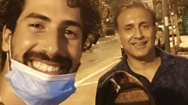 מימין: אבישי קאפח ושי אלבז בזמן המפגש להחזרת האבידה