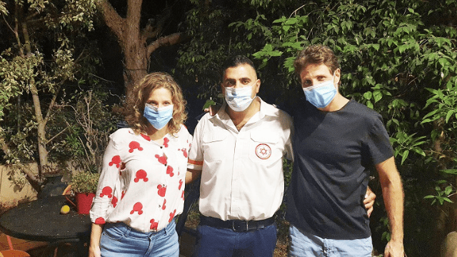 גיל ודנה גורדון יחד עם פראמדיק מדא אחמד אבו שאח גיל ודנה גורדון יחד עם פראמדיק מדא אחמד אבו שאח