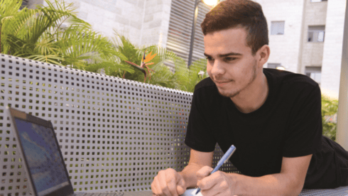 אור קדוש. עוזר לאחיו בלימודים (הרצל יוסף) עוזר לאחיו בלימודים