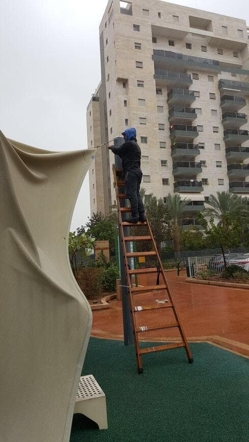 מטפלים בפגעי מזג האוויר בחורף שעבר (צילום: עיריית רחובות) מטפלים בפגעי מזג האוויר בחורף שעבר
