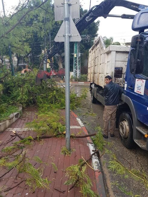 מטפלים בפגעי מזג האוויר בחורף שעבר מטפלים בפגעי מזג האוויר בחורף שעבר
