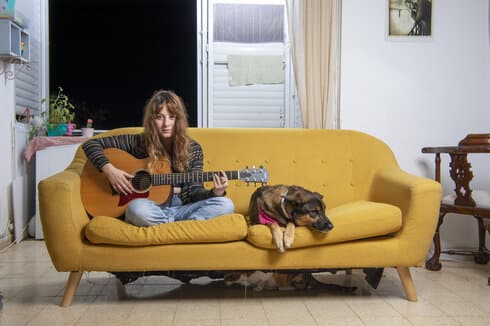 סיגל אמסלם מאשקלון, שבילדותה נדדה בין משפחות אומנה ובבגרותה עברה תקיפה אכזרית, מתנחמת בכוחה של המוזיקה ובחברתם של הכלבה שושה והחתול בץ, בדרך לסינגל הראשון בקריית הסולו שלה. "בלי חרטה" (צילום: אבי רוקח) סיגל אמסלם מאשקלון, שבילדותה נדדה בין משפחות אומנה ובבגרותה עברה תקיפה אכזרית, מתנחמת בכוחה של המוזיקה ובחברתם של הכלבה שושה והחתול בץ, בדרך לסינגל הראשון בקריית הסולו שלה. "בלי חרטה"
