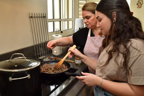 סינדי רון, בכירה בתחום התיירות, וגל בתה, זמרת ומעצבת שיער, לא נכנעו לקורונה והקימו עסק משגשג לבישול ואפיה בנהריה (צילום: נחום סגל) סינדי רון, בכירה בתחום התיירות, וגל בתה, זמרת ומעצבת שיער, לא נכנעו לקורונה והקימו עסק משגשג לבישול ואפיה בנהריה