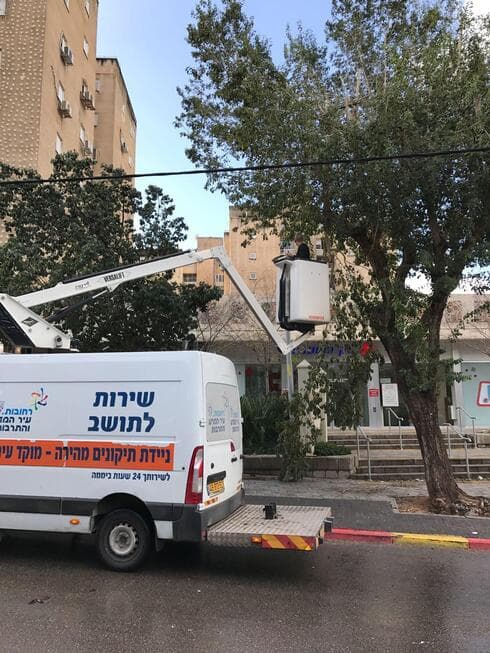 מטפלים בפגעי מזג האוויר בחורף שעבר (צילום: עיריית רחובות) מטפלים בפגעי מזג האוויר בחורף שעבר