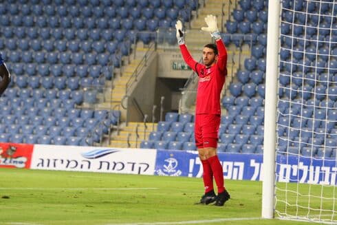 המוכיח בשער. עומר כץ ברגע נדיר של מנוחה בזמן אחד המשחקים (צילום: סער כרמלי, הפועל פ"ת) המוכיח בשער. עומר כץ ברגע נדיר של מנוחה בזמן אחד המשחקים