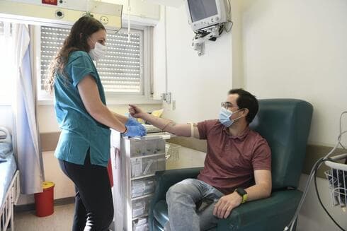 ענר אוטולנגי, הראשון לקבל את החיסון