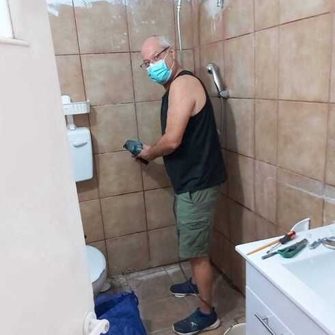 המתנדב רפי כהן מסיירת התיקונים