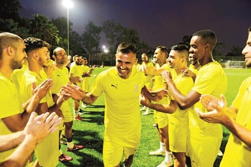 קבלת הפנים ללאלה באימון הראשון, בחולון. "לא מעניין אותו הכסף"