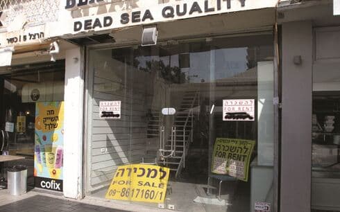 שלטי "להשכרה" בכיכר העצמאות. "אנשים מתייאשים והולכים" שלטי "להשכרה" בכיכר העצמאות. "אנשים מתייאשים והולכים"
