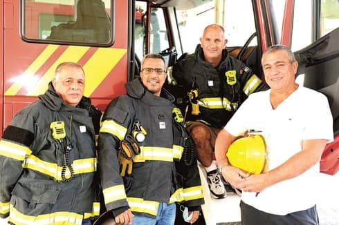 מימין: ארמוזה, כהן, כתר ודמתי. מעמודי התווך של התחנה