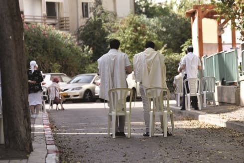 מחכים למחסה