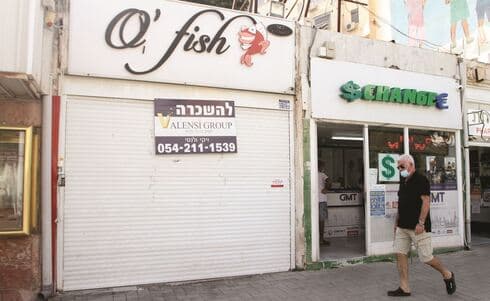 שלטי "להשכרה" בכיכר העצמאות. "אנשים מתייאשים והולכים" (צילום: אסף פרידמן) שלטי "להשכרה" בכיכר העצמאות. "אנשים מתייאשים והולכים"