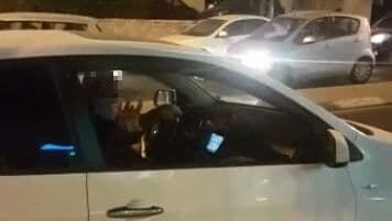 אצבע משולשת למפגינים
