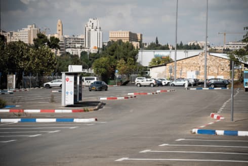 חניון מתחם הרכבת. ביקש אקדח ואבק שריפה 