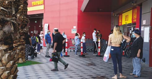 אנשים ממתינים בתור לחנות מקס סטוק