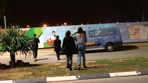 בני נוער בפעילות עם ניידת עלם 