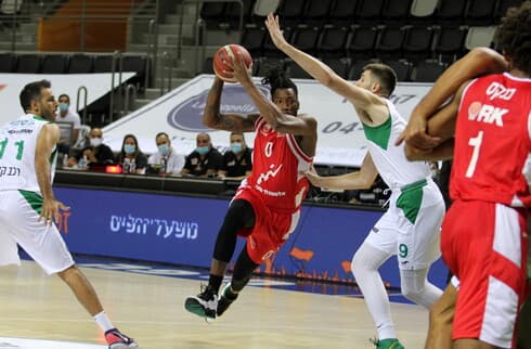 אריק גריפין (במרכז) מול רומן סורקין. פתח נהדר את המשחק