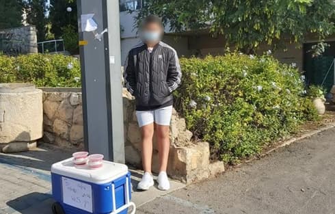 הנער ליד הדוכן