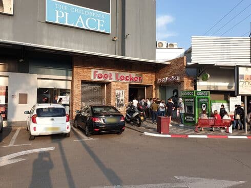 תור בכניסה לאחד העסקים בבילו סנטר