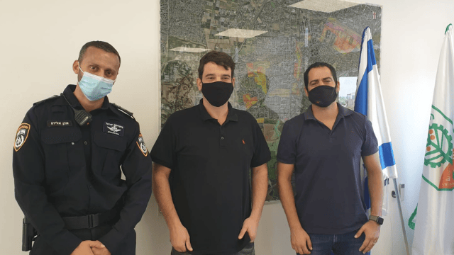 פקד אליהו גונן (ראשון משמאל) "מצפה לאתגר בהמשך"