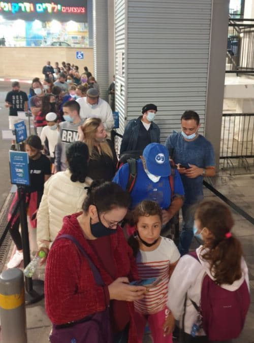 התורים מחוץ לחנויות בראשל"צ (צילום: פרטי) התורים מחוץ לחנויות בראשל"צ