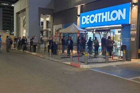 התורים מחוץ לחנויות בראשל"צ התורים מחוץ לחנויות בראשל"צ
