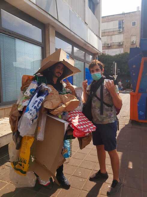 הצלם בר סטפנסקי וארז זיו כאיש זבל