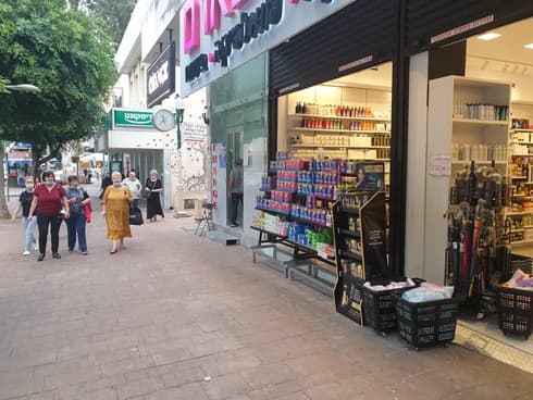 תנועה ערה של תושבים, אבל אין התנפלות (צילום: מירית גולן) תנועה ערה של תושבים, אבל אין התנפלות