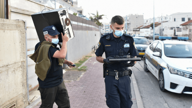 פשיטה על בתי החשודים