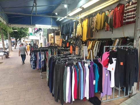 פתוחים אבל לא אופטימיים. חנויות רחוב בחדרה פתוחים אבל לא אופטימיים. חנויות רחוב בחדרה