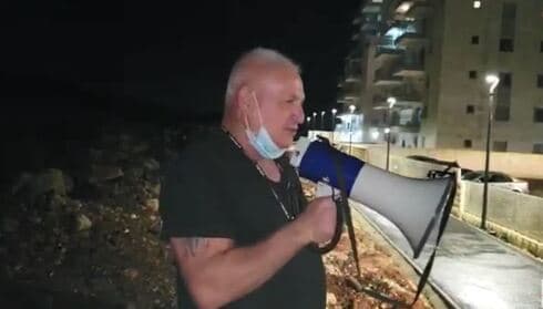 רפי לבנגרונד במחאת תושבים בראש העין