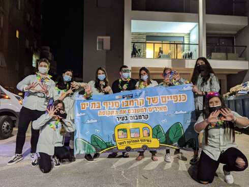 נערי ונערות כנפיים של קרמבו יצאו לשמח 