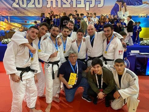 יהונתן (שלישי משמאל) והקבוצה הישראלית בקרואטיה