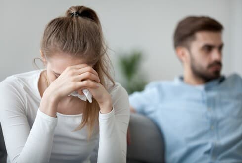 בתוך הבית מתחולל כאוס של מערבולת רגשית ומשבר אמון חריף
