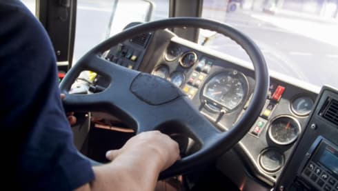 ירד מהאוטובוס, ניגש לרוכב ובעט ברגלו