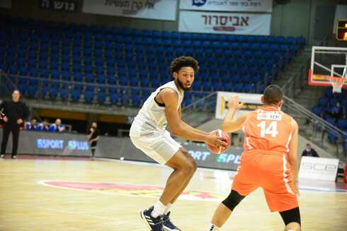 ג'יימס בנקס (משמאל) מול נועם דברת. באר שבע פתחה טוב
