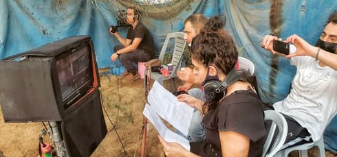 עזרייב בצילומים עם קאסט השחקנים. סיפורים מהבלוק