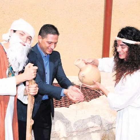 עזרייב עם ראש העירייה בתיאטרון "אורייתא"