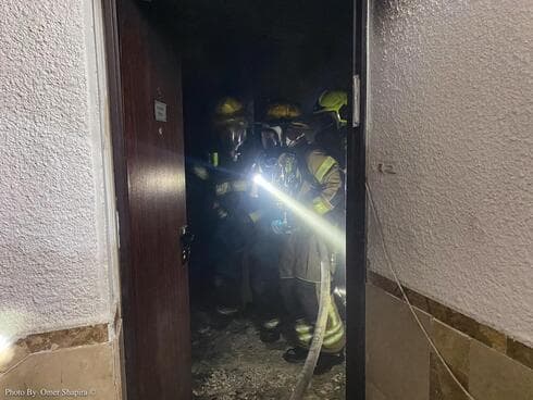 כוחות הכיבוי בפתח הדירה