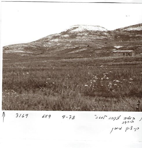 הפרונקל החשוף עם הצריף הראשון של הקיבוץ
