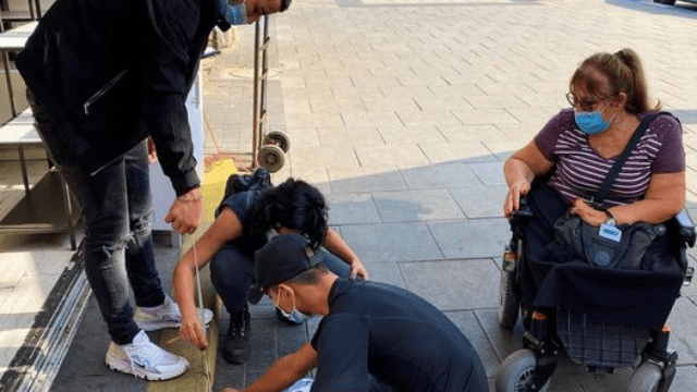 תלמידי מפתן ולינט בפתח בית עסק